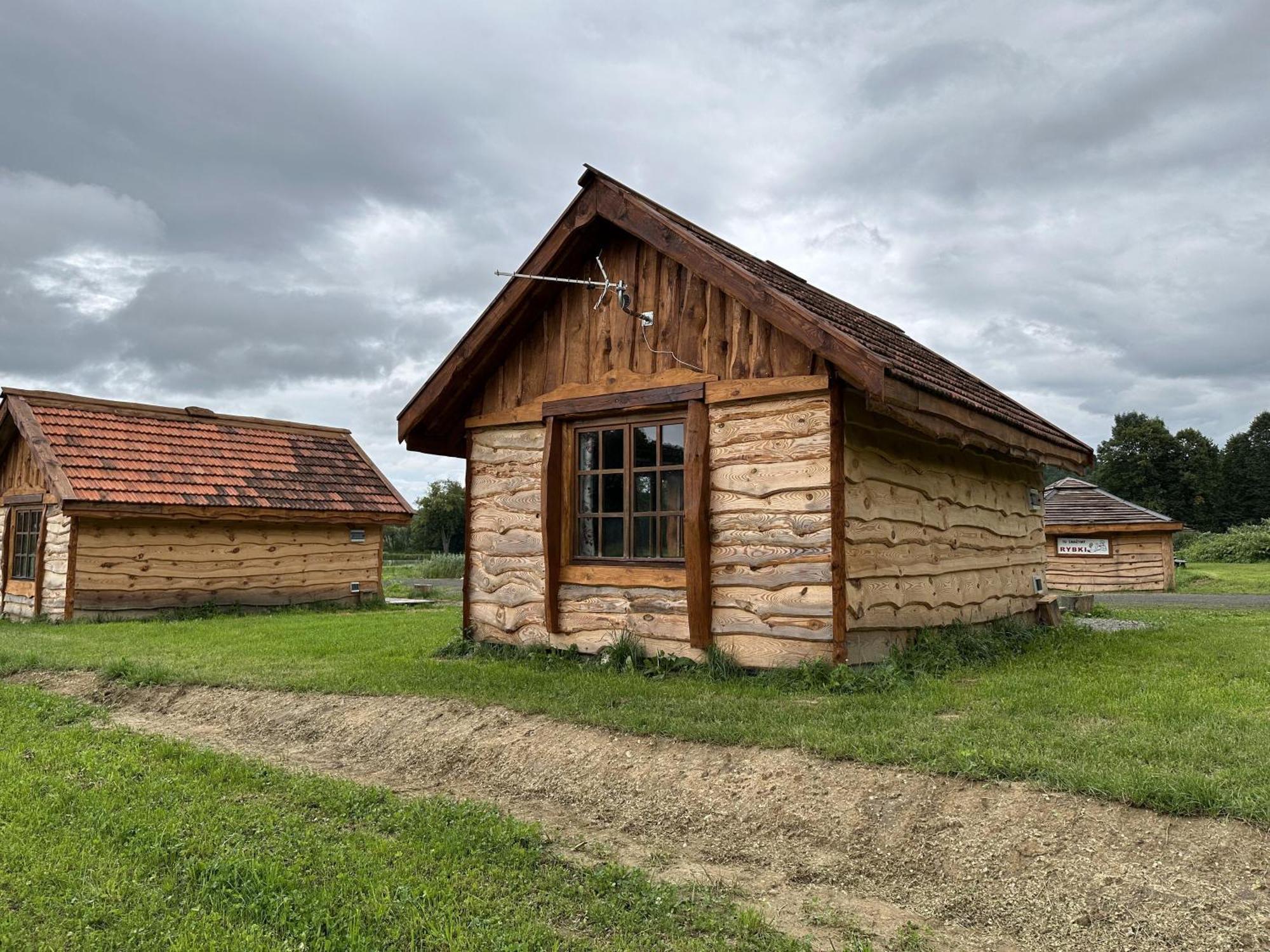 Domki Wedkarskie Nad Stawami Pirania Villa Zagorz ภายนอก รูปภาพ