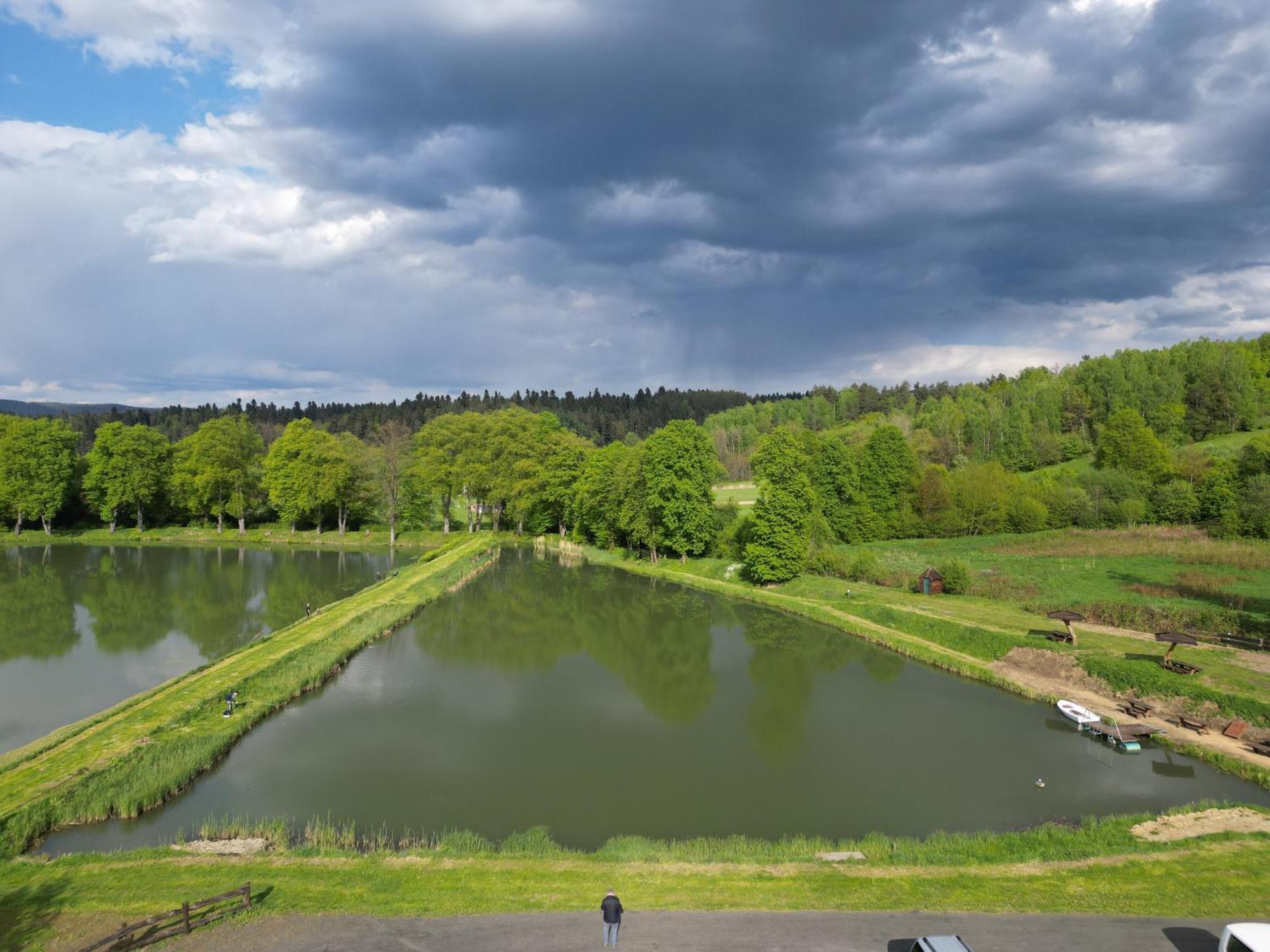 Domki Wedkarskie Nad Stawami Pirania Villa Zagorz ภายนอก รูปภาพ